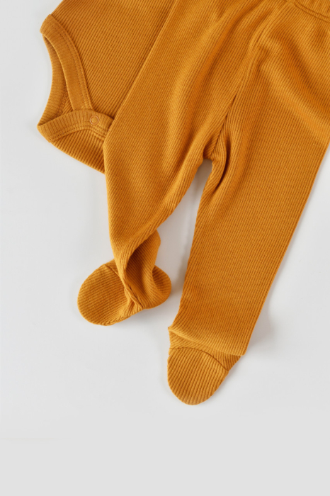 Set 3 piese: body cu maneca lunga, pantaloni lungi cu botosei si caciulita din bumbac organic si modal - Mustar, BabyCosy [3]