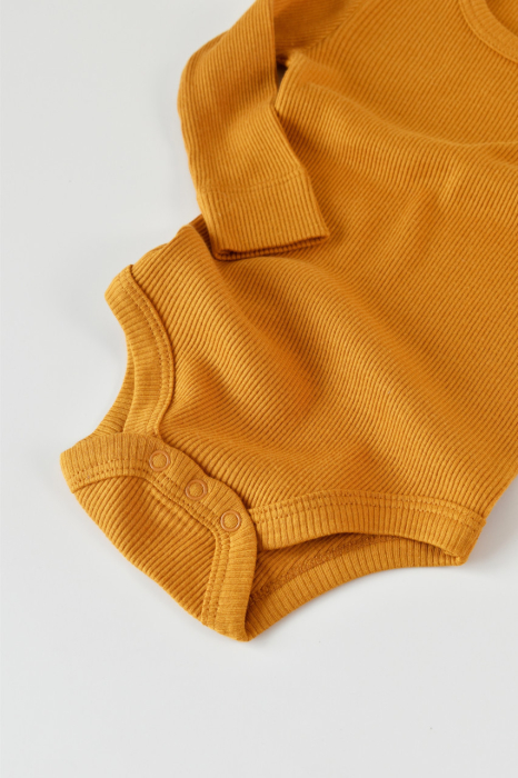 Set 3 piese: body cu maneca lunga, pantaloni lungi cu botosei si caciulita din bumbac organic si modal - Mustar, BabyCosy [5]