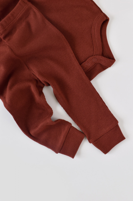 Set 3 piese: body cu maneca lunga, pantaloni lungi si caciulita din bumbac organic si modal - Caramiziu, BabyCosy [3]