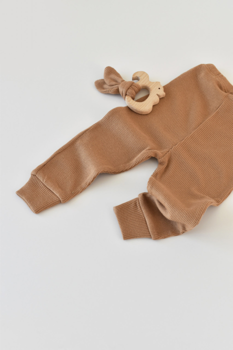 Set 3 piese: body cu maneca lunga, pantaloni lungi si caciulita din bumbac organic si modal - Maro BabyCosy [8]