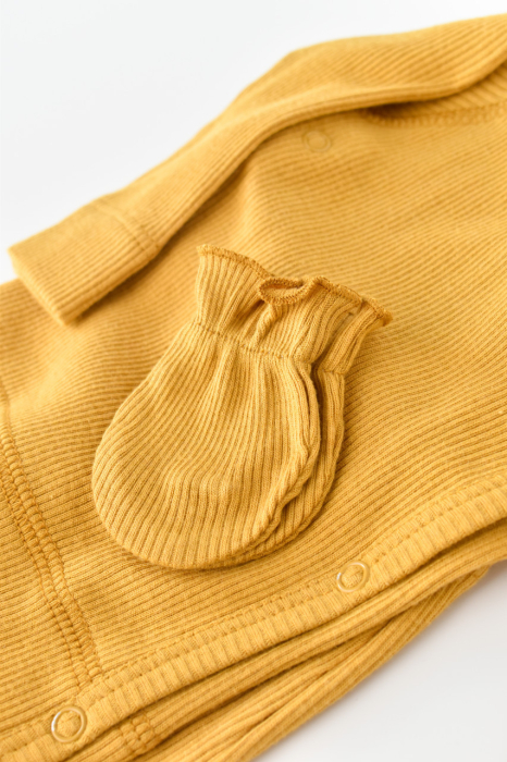 Set 4 piese: bluza, pantaloni, caciulita si manusi din bumbac organic si modal - Mustar, BabyCosy [9]
