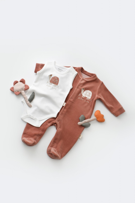 Set Broscuta cu salopeta si body din 80%bumbac organic si 20% poliester - Caramiziu, BabyCosy [2]