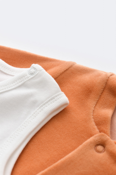 Set Broscuta cu salopeta si body din 80%bumbac organic si 20% poliester - Portocaliu, BabyCosy [8]