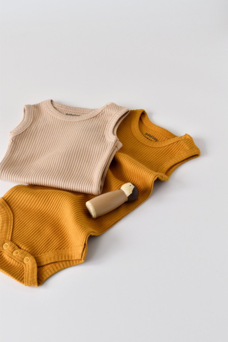 Set de 2 body-uri fara maneci din bumbac organic si modal - Mustar/Somon BabyCosy [8]