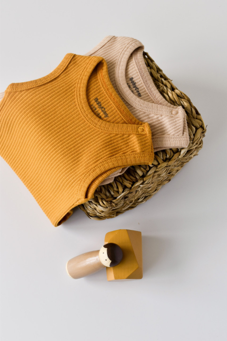 Set de 2 body-uri fara maneci din bumbac organic si modal - Mustar/Somon BabyCosy [10]