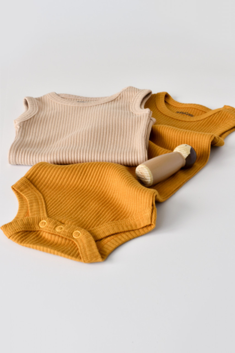 Set de 2 body-uri fara maneci din bumbac organic si modal - Mustar/Somon BabyCosy [9]
