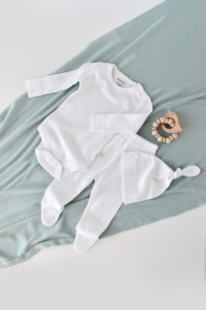 Body-uri și salopete bebeluși - Set 3 piese: body cu maneca lunga, pantaloni lungi cu botosei si caciulita din bumbac organic si modal - Alb, BabyCosy