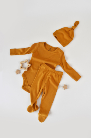 Body-uri și salopete bebeluși - Set 3 piese: body cu maneca lunga, pantaloni lungi cu botosei si caciulita din bumbac organic si modal - Mustar, BabyCosy