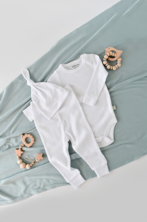 Body-uri și salopete bebeluși - Set 3 piese: body cu maneca lunga, pantaloni lungi si caciulita din bumbac organic si modal - Alb, BabyCosy
