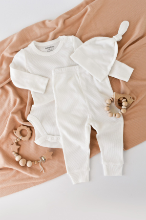 Body-uri și salopete bebeluși - Set 3 piese: body cu maneca lunga, pantaloni lungi si caciulita din bumbac organic si modal - Ecru BabyCosy