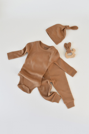 Body-uri și salopete bebeluși - Set 3 piese: body cu maneca lunga, pantaloni lungi si caciulita din bumbac organic si modal - Maro BabyCosy