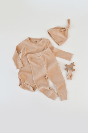 Haine copii - Set 3 piese: body cu maneca lunga, pantaloni lungi si caciulita din bumbac organic si modal - Somon, BabyCosy