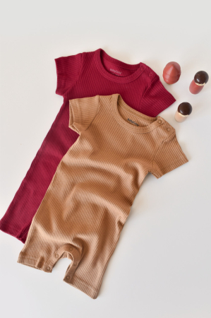 Body-uri și salopete bebeluși - Set de 2 salopetele cu maneca scurta din bumbac organic si modal - Rosu/ Maro BabyCosy