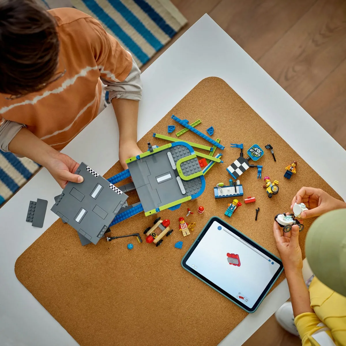 LEGO CITY Fara Limite: Rampa Pentru Curse De Masini 60460 [4]