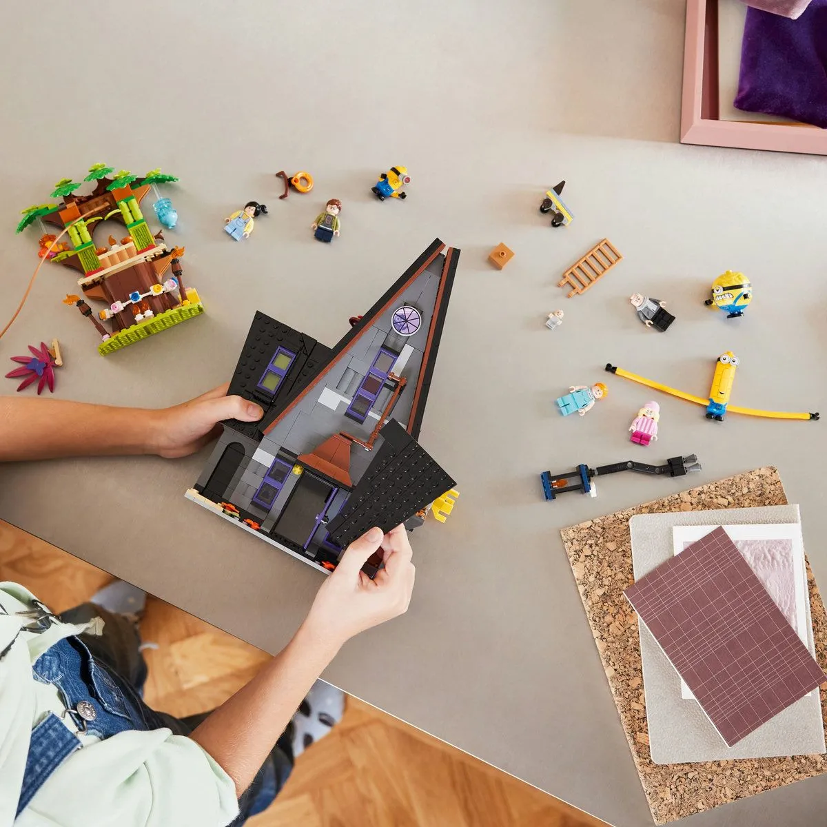 LEGO Despicable Me4 Resedinta De Familie a Lui Gru Si a Minionilor 75583 [7]