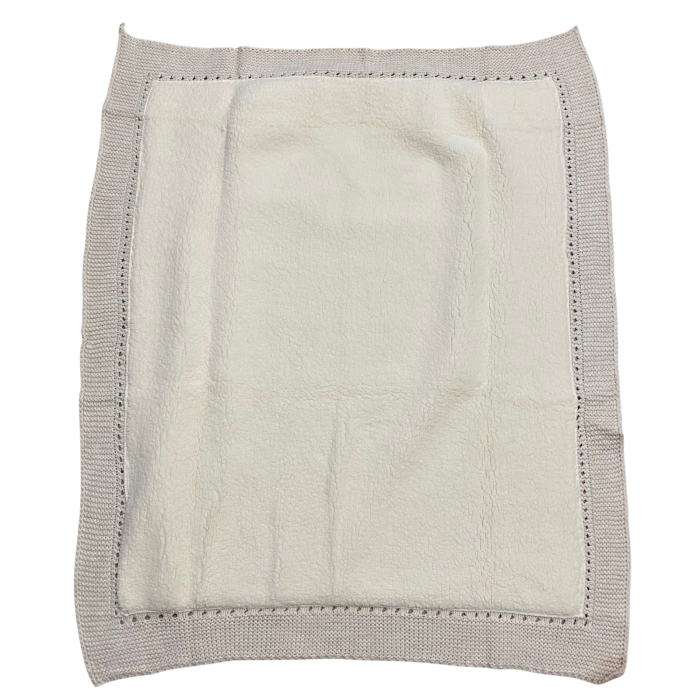 Păturică tricotată bebe din bumbac cu model mieluți 3D și margini finisate manual [3]