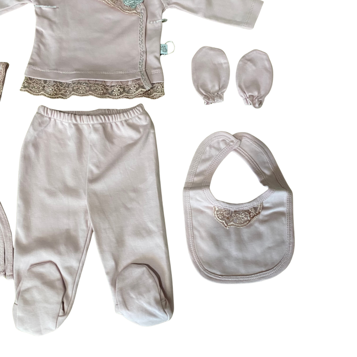 Set 5 piese cu dantelă și fluturaș decorativ – bluziță, pantaloni, bavețică, căciuliță și mănuși [3]