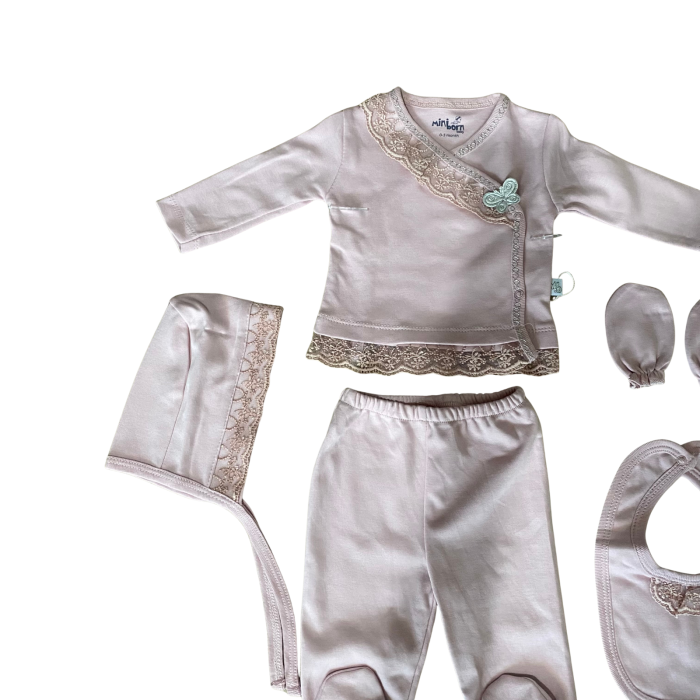 Set 5 piese cu dantelă și fluturaș decorativ – bluziță, pantaloni, bavețică, căciuliță și mănuși [2]