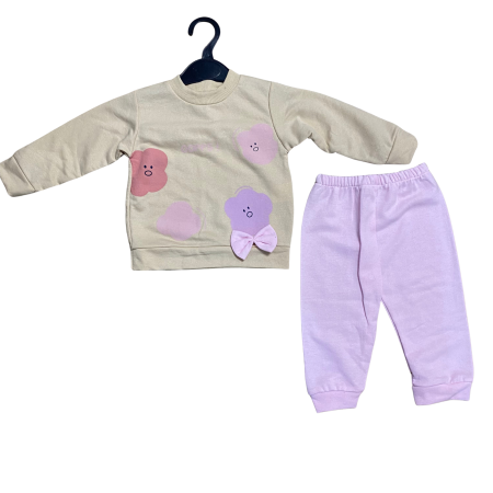 Bebeluși fete - Set fetiță din două piese cu bluziță crem și pantaloni mov – model flori și fundiță