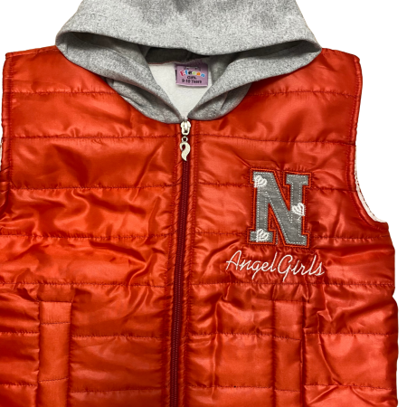Vesta matlasată roșie cu glugă gri și broderie „N Angel Girls” [1]