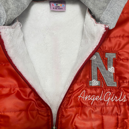 Vesta matlasată roșie cu glugă gri și broderie „N Angel Girls” [2]