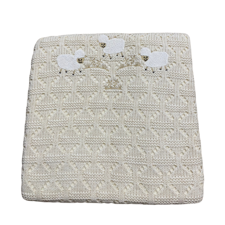 Bebeluși băieți - Păturică tricotată bebe din bumbac cu model mieluți 3D și margini finisate manual