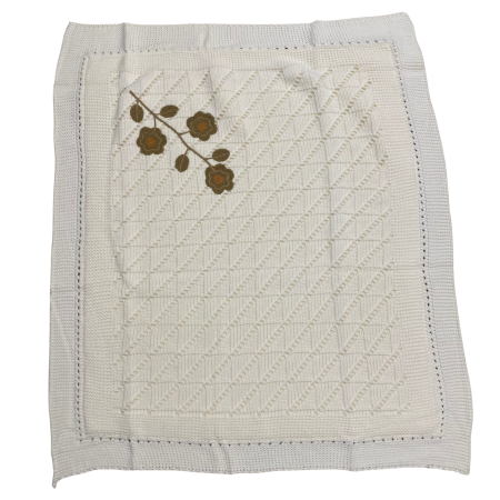 Păturică tricotată bebe din bumbac cu model în relief și broderie florală [1]