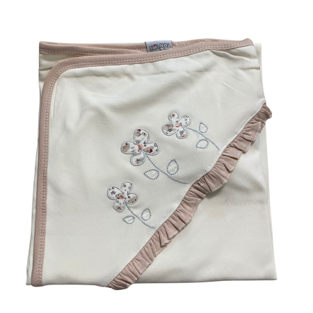 Bebeluși băieți - Păturică bebe din bumbac cu aplicații florale brodate și volănaș decorativ