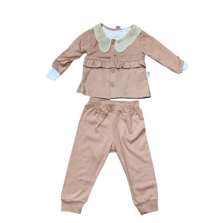 Seturi și compleuri - Compleu fetiță bej cu guler croșetat – model elegant cu volănașe și nasturi