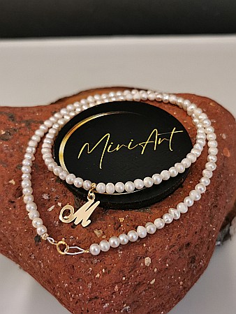 Colier Strălucire Perlată cu inițiala M – Perle de Cultură [1]