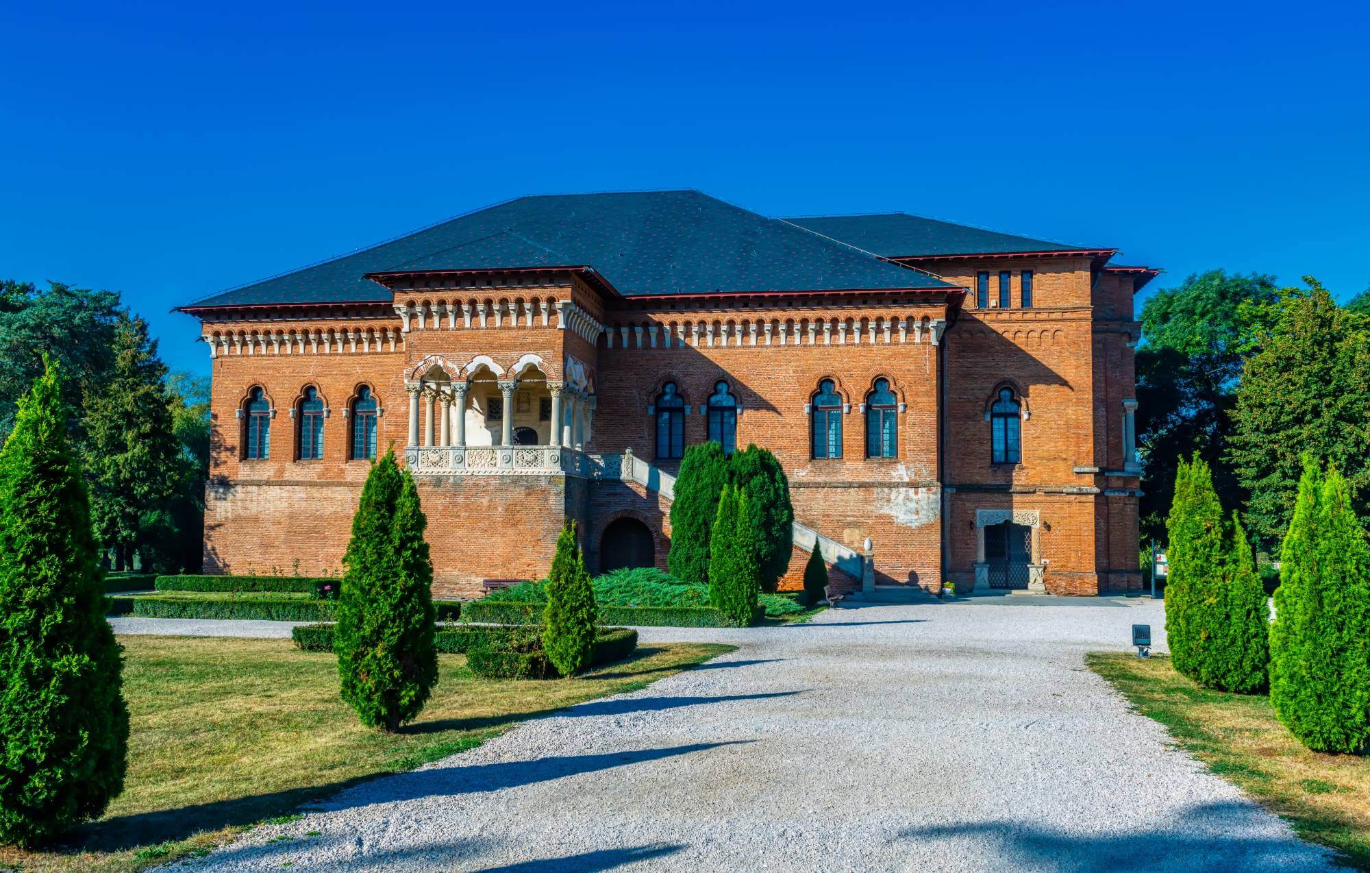 Top 5 destinații de vizitat la o oră distanță de București cu o mașină închiriată