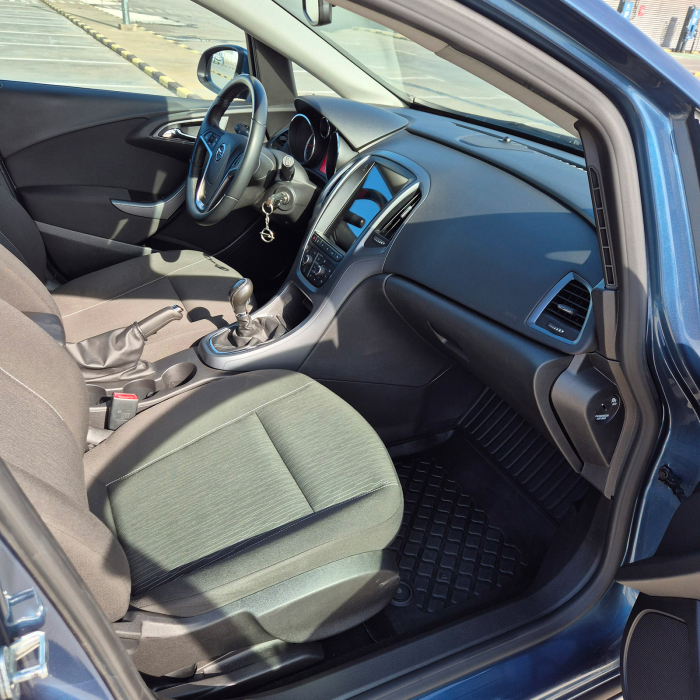 Închiriere Opel Astra [7]