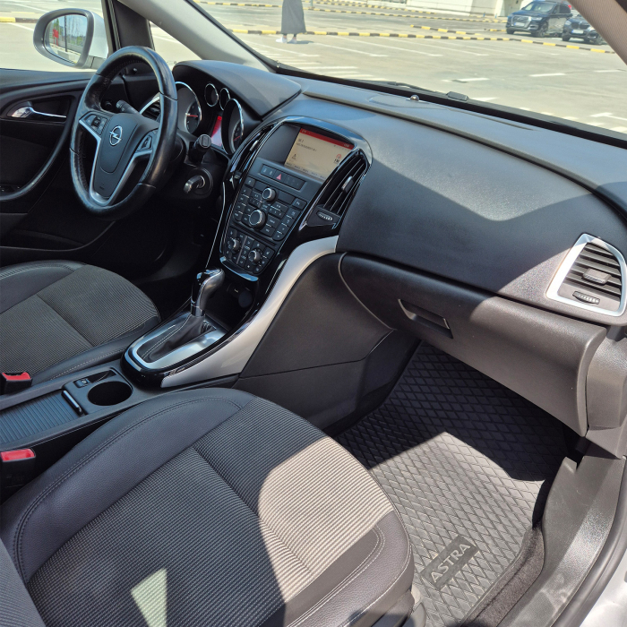 Închiriere Opel Astra Automat [6]