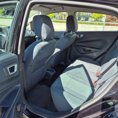 Ford Fiesta de închiriat în București [8]