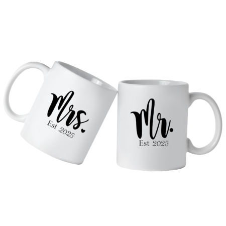 Accesorii Nunta - Set Cana din ceramica haioasa, cu mesaj Mr and Mrs 2025, alba, 330 ml, pentru viitori miri/mireasa, nunta 2025