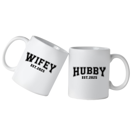 Accesorii Nunta - Set Cana din ceramica haioasa, cu mesaj Wifey & Hubby 2025, alba, 330 ml, pentru viitori miri/mireasa