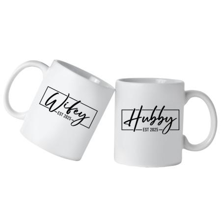Accesorii Nunta - Set Cana din ceramica haioasa, cu mesaj Wifey & Hubby 2025, alba, 330 ml, pentru viitori miri/mireasa, nunta 2025