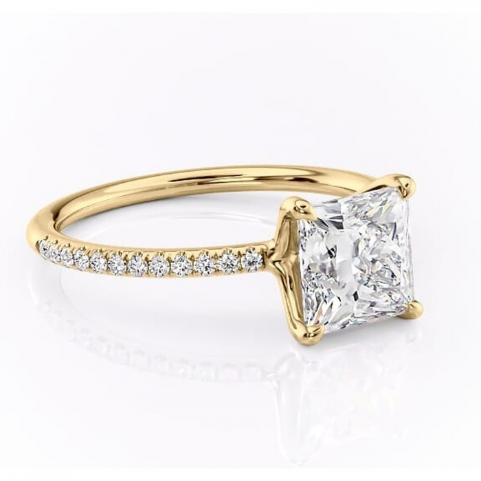 Inel de logodnă Adelaide din aur Galben 18kt cu moissanite tăietură princess – Montură pavé rafinată pentru profil jos | Personalizează și configurează gratuit online [1]