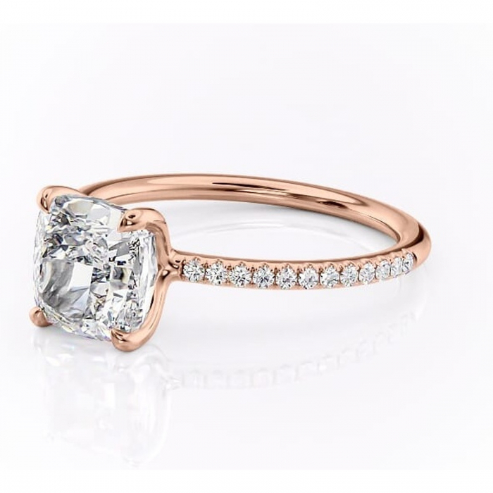 Inel de logodnă Adelaide din aur Rose 14kt cu moissanite tăietură pernă – Montură pavé rafinată pentru profil jos | Personalizează și configurează gratuit online [7]