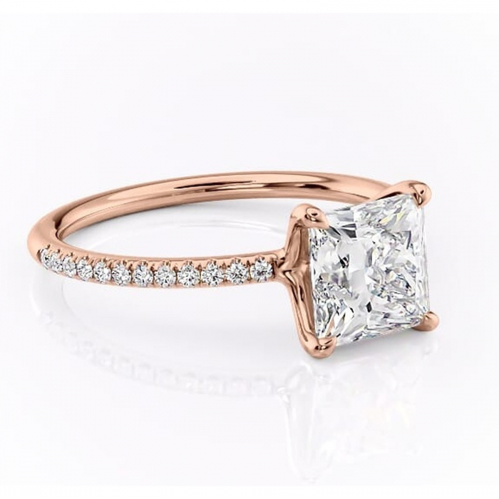 Inel de logodnă Adelaide din aur Rose 18kt cu moissanite tăietură princess – Montură pavé rafinată pentru profil jos | Personalizează și configurează gratuit online [1]