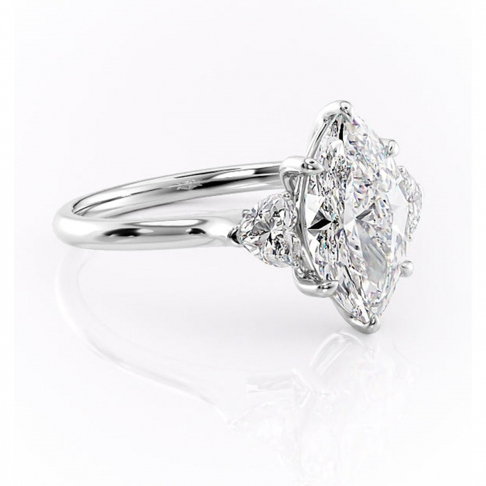 Inel de logodnă Aislyn din aur Alb 14kt cu moissanite tăietură marquise – Montură cu trei pietre rafinată pentru profil înalt | Personalizează și configurează gratuit online [1]