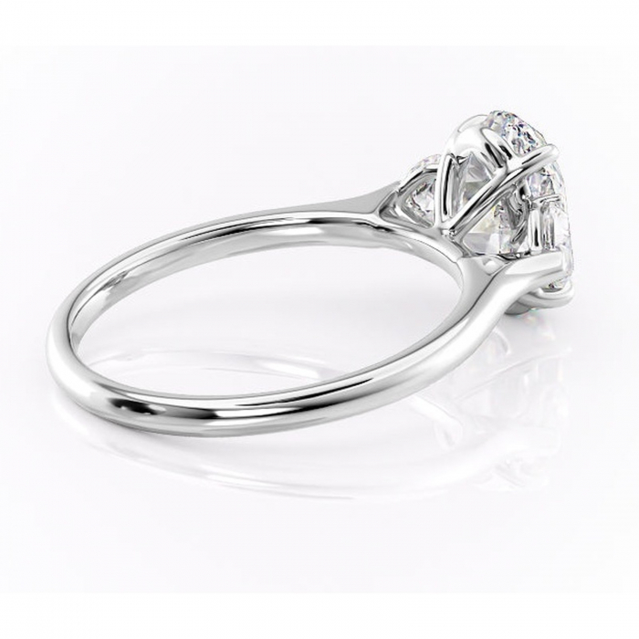 Inel de logodnă Aislyn din aur Alb 14kt cu moissanite tăietură ovală – Montură cu trei pietre rafinată pentru profil înalt | Personalizează și configurează gratuit online [3]