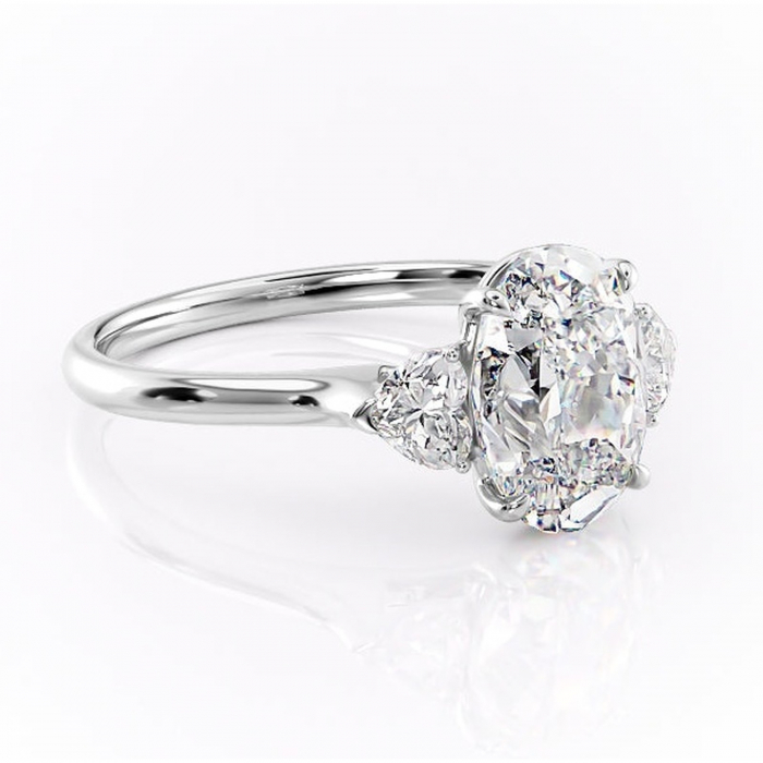 Inel de logodnă Aislyn din aur Alb 14kt cu moissanite tăietură ovală – Montură cu trei pietre rafinată pentru profil înalt | Personalizează și configurează gratuit online [1]