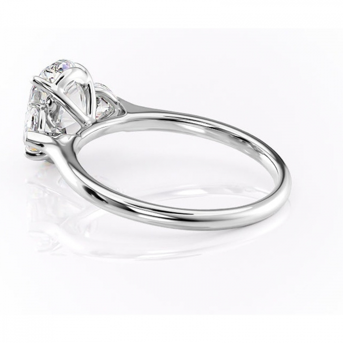 Inel de logodnă Aislyn din aur Alb 14kt cu moissanite tăietură ovală – Montură cu trei pietre rafinată pentru profil înalt | Personalizează și configurează gratuit online [5]