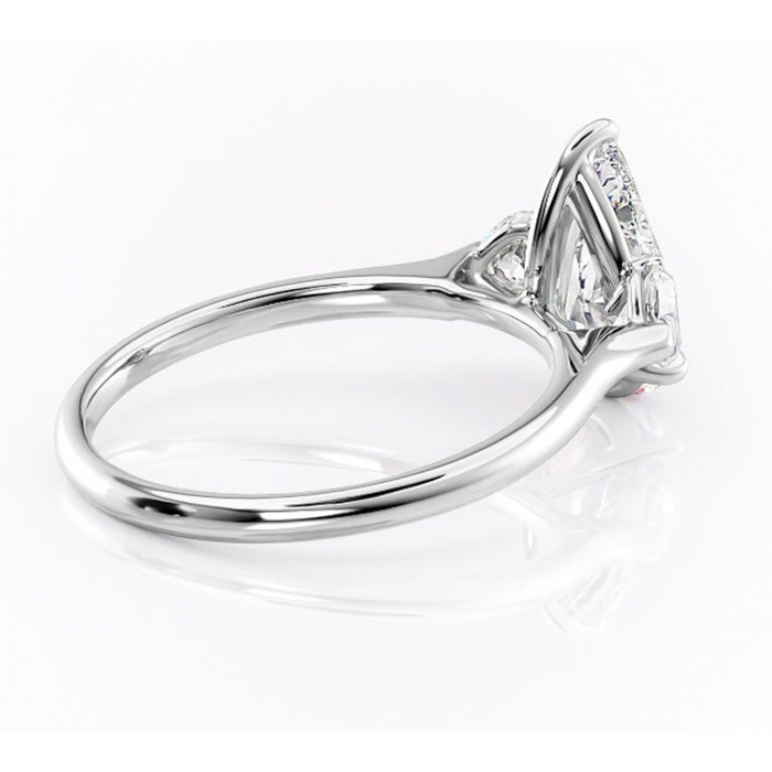 Inel de logodnă Aislyn din aur Alb 14kt cu moissanite tăietură pară – Montură cu trei pietre rafinată pentru profil înalt | Personalizează și configurează gratuit online [3]