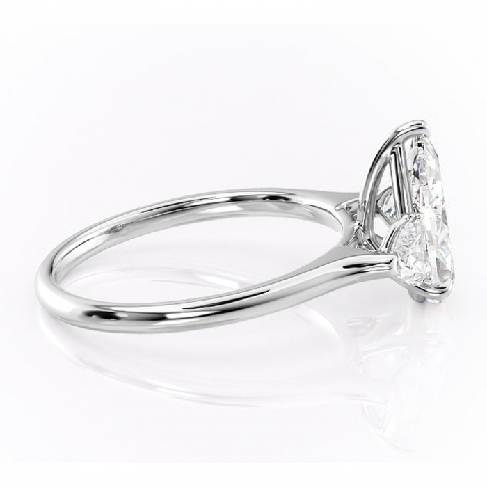 Inel de logodnă Aislyn din aur Alb 14kt cu moissanite tăietură pară – Montură cu trei pietre rafinată pentru profil înalt | Personalizează și configurează gratuit online [2]