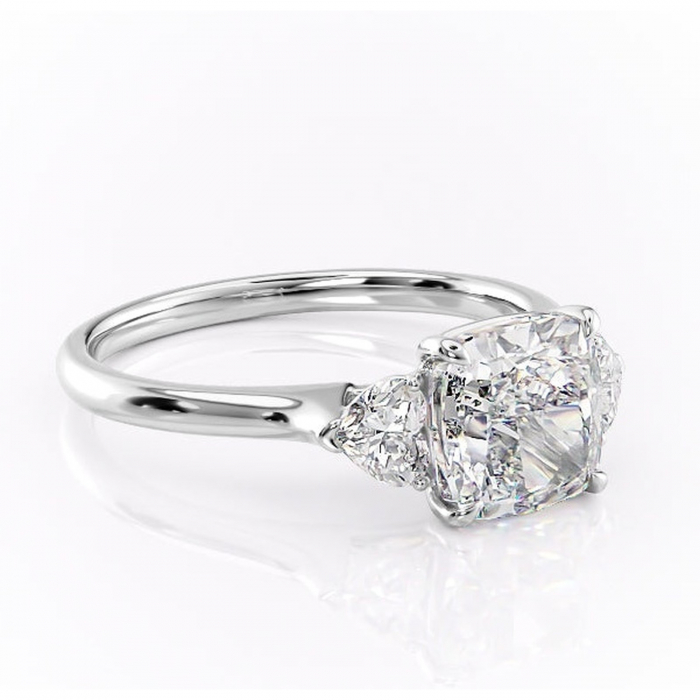 Inel de logodnă Aislyn din aur Alb 14kt cu moissanite tăietură pernă – Montură cu trei pietre rafinată pentru profil înalt | Personalizează și configurează gratuit online [1]