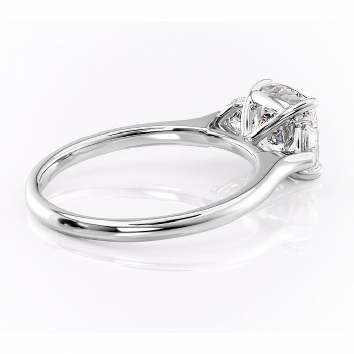 Inel de logodnă Aislyn din aur Alb 14kt cu moissanite tăietură pernă – Montură cu trei pietre rafinată pentru profil înalt | Personalizează și configurează gratuit online [3]