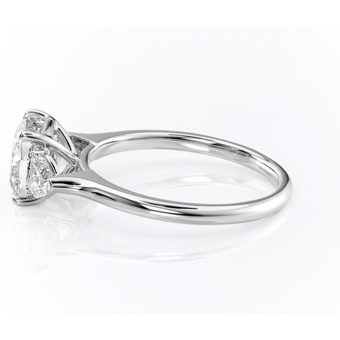 Inel de logodnă Aislyn din aur Alb 14kt cu moissanite tăietură pernă – Montură cu trei pietre rafinată pentru profil înalt | Personalizează și configurează gratuit online [6]