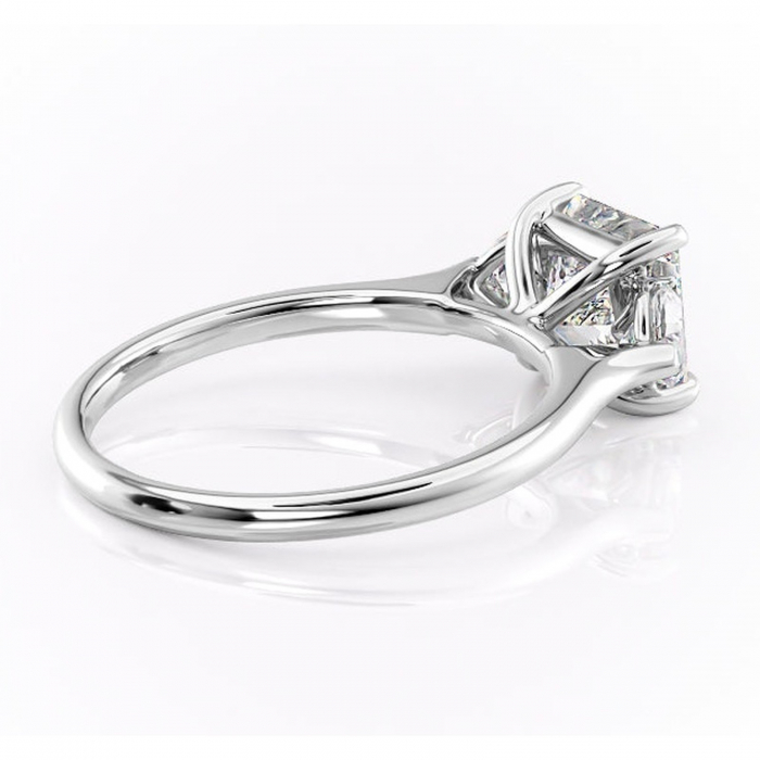 Inel de logodnă Aislyn din aur Alb 14kt cu moissanite tăietură princess – Montură cu trei pietre rafinată pentru profil înalt | Personalizează și configurează gratuit online [3]